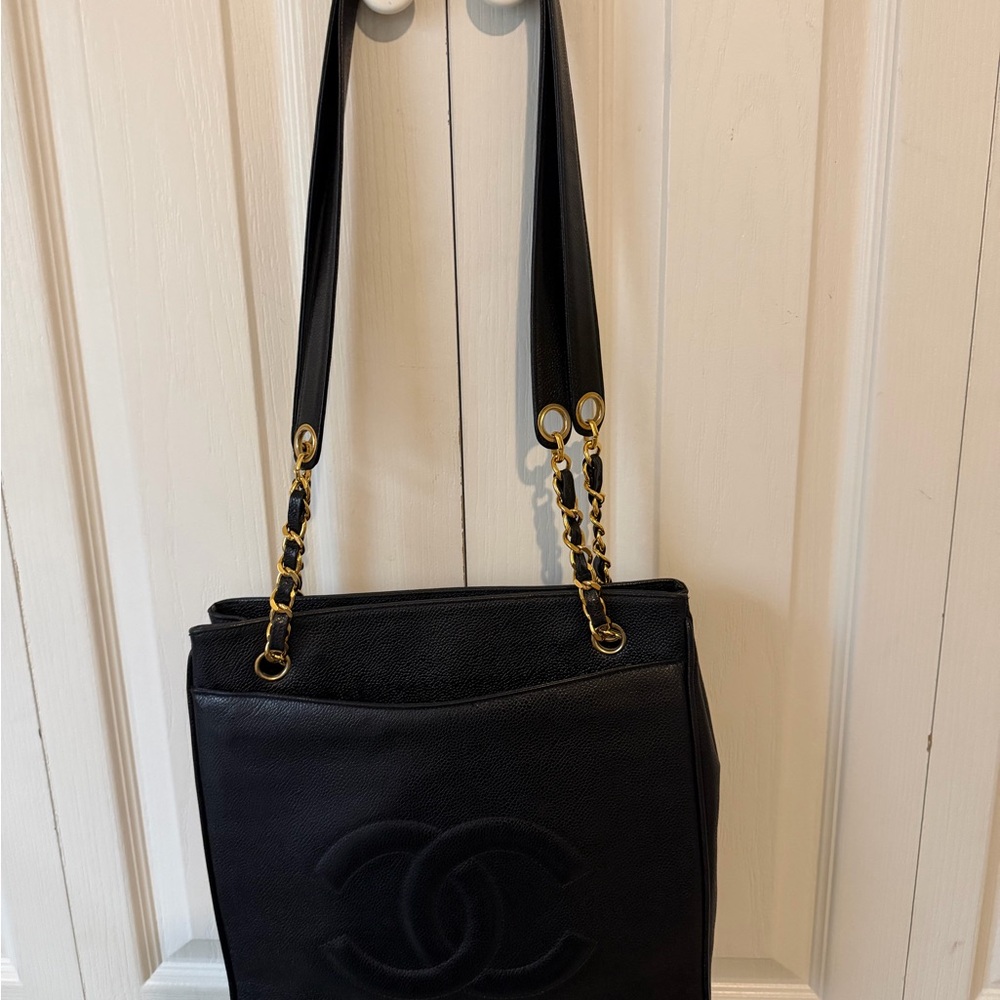 CHANEL Vintage Black Leather Shoulder Bag with CC Logo & CC Turn-Lock Closure - Picture 14 of 16